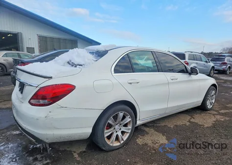 2015 Mercedes-Benz C 300 4Matic z USA, uszkodzony, nr VIN 55SWF4KB8FU042794